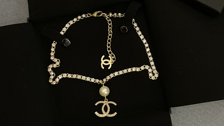 
				Chanel - Diamond & pearl necklace
				Ювелирные изделия